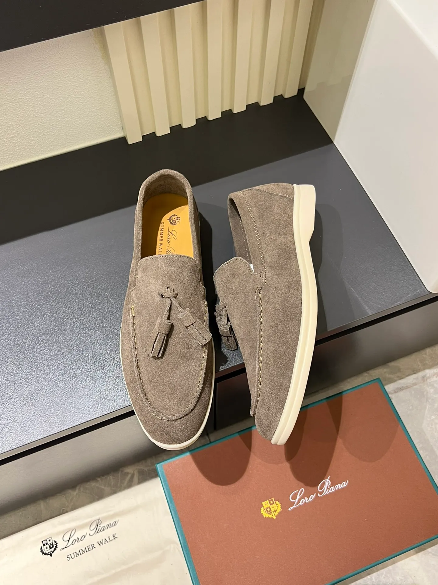Men's shoes 💰p360 "Loro men's shoes 💰pian'*" Classic L men's shoes for couples 💰p Top version British flat loafers, a must-have item in old money style, the minimalist design is eye-catching and durable, a plus point for dressing The soft foot feel and texture are outstanding. They don’t scratch your feet and are very nice. They are matched with soft and waxy soles. They can be worn daily for a long time without getting tired. They are easy to wear, versatile and classic items, with perfect foot feel and texture! Imported cashmere fabric, the lining is made of imported A-grade water-dyed cow lining, the top version of the genuine leather midsole is sewn with pure handmade mark thread! Size: Female 35-40 (34. Customized) Male 38-44 (45.46. Customized)